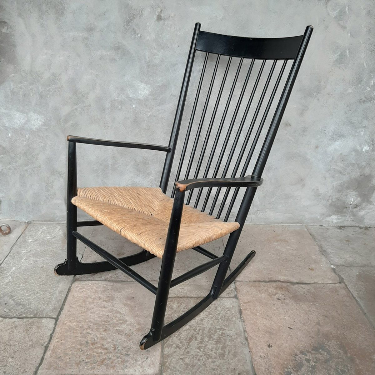 stout Verdachte neef Hans Wegner schommelstoel model J16 in geverfde beuk met zitting van  geweven papiersnoer - Piet Jonker