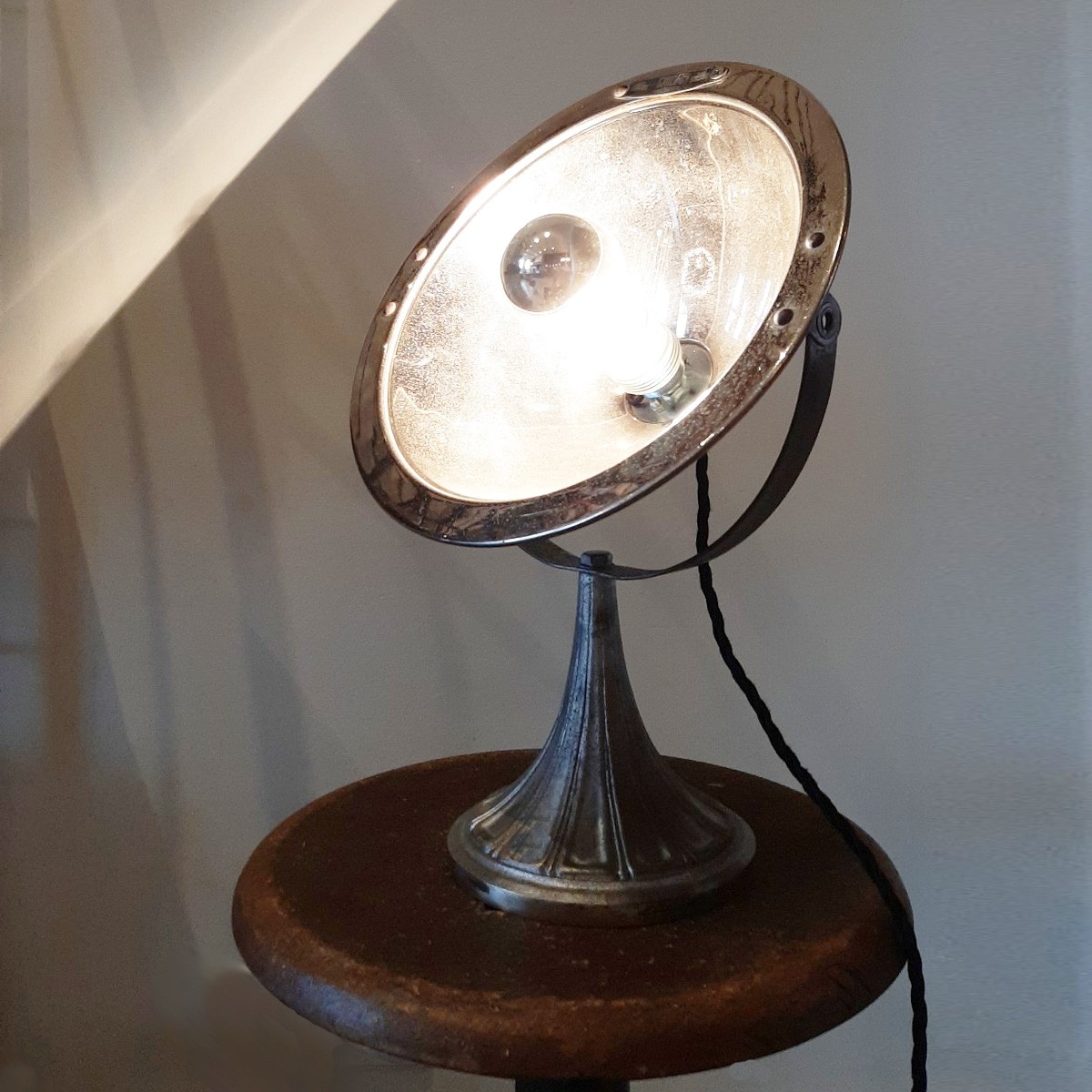 verzekering schaal tetraëder Industriële tafellamp gemaakt van oude materialen - Piet Jonker