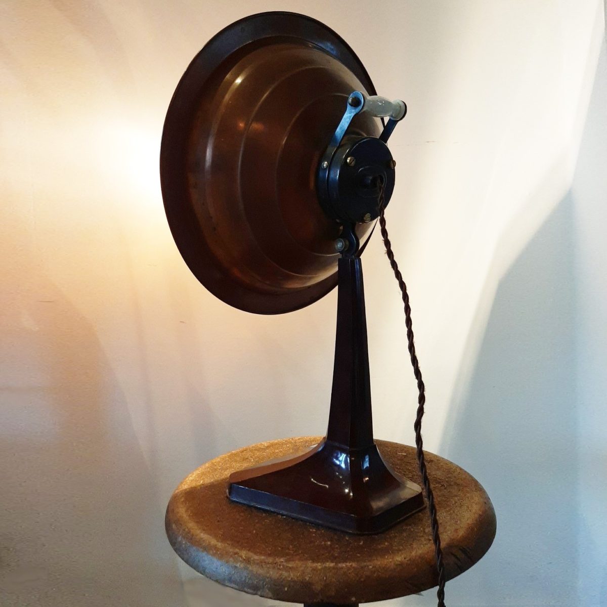verzekering schaal tetraëder Industriële tafellamp gemaakt van oude materialen - Piet Jonker