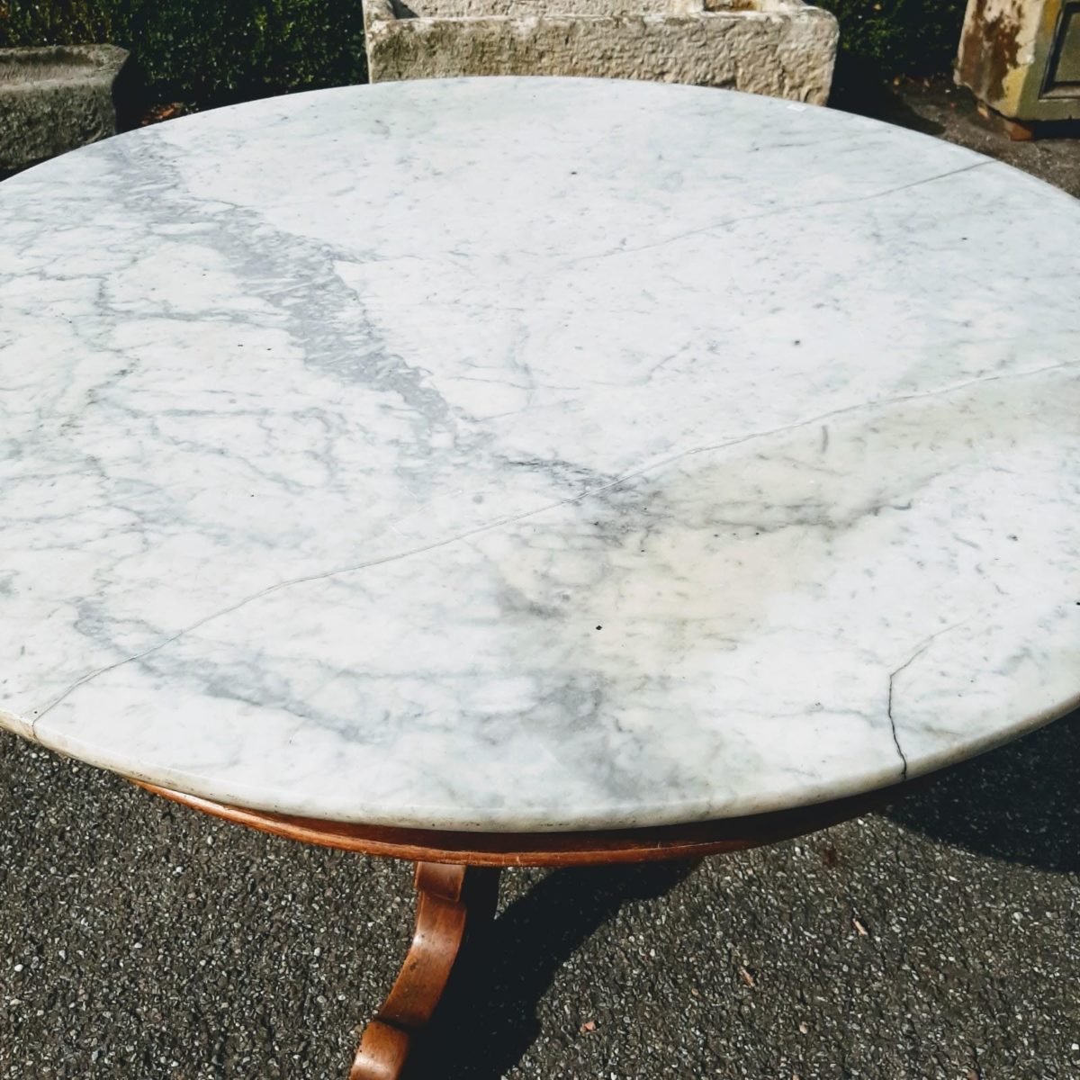 Ronde tafel van antiek marmeren blad - Piet Jonker