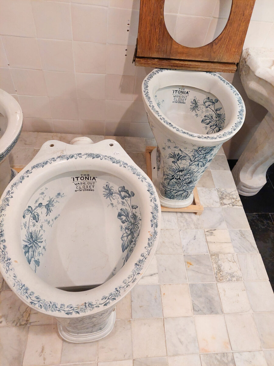 Antieke toilet met blauw geschilderde bloemdecoratie, 2 - Piet Jonker